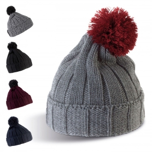Gorro com pompom e dobra