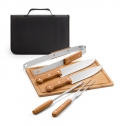 FLARE. Conjunto de 5 peas para barbecue em madeira e ao inoxidvel e uma tbua em bambu